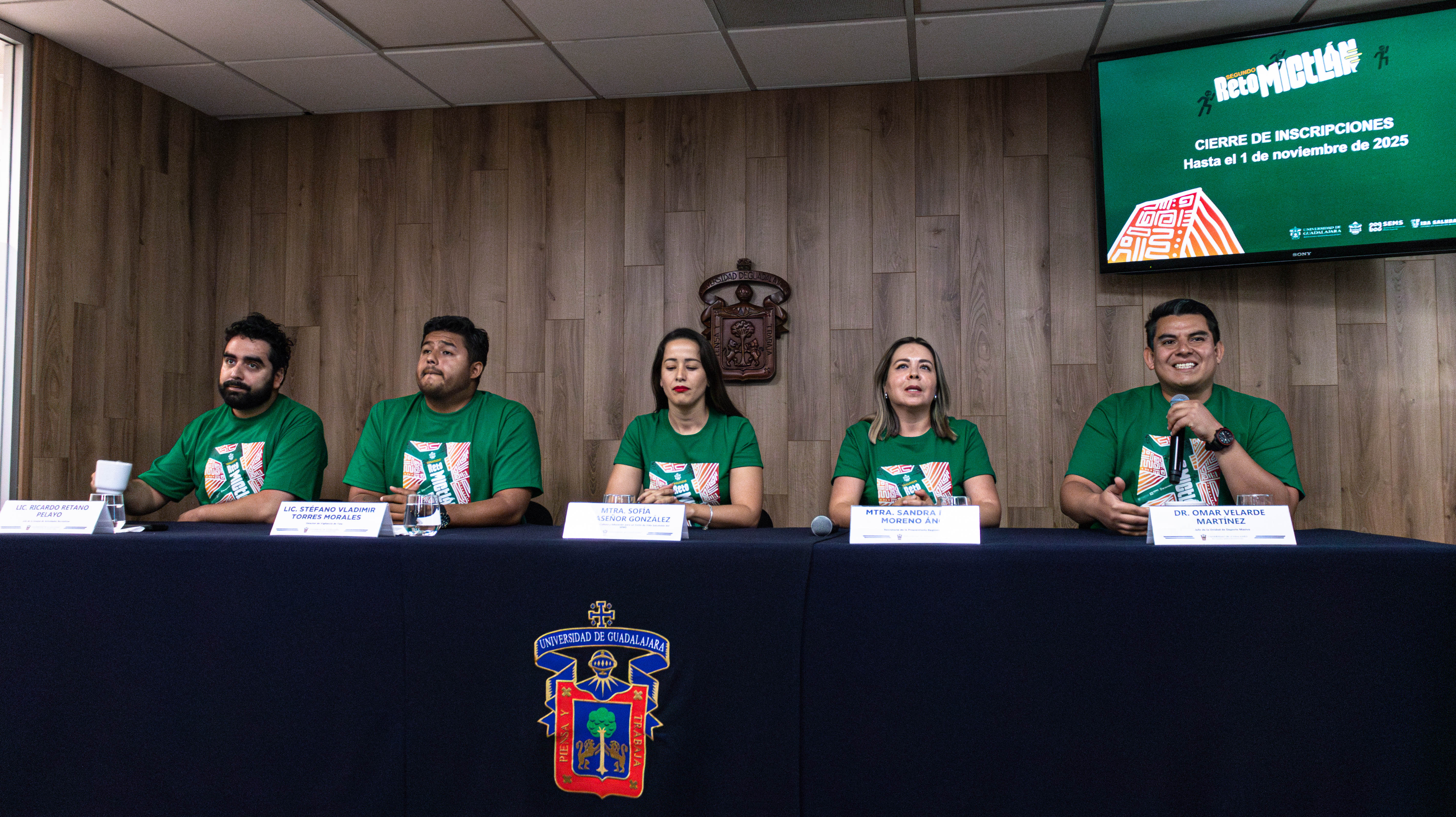 autoridades del evento sentados en mesa de rueda de prensa